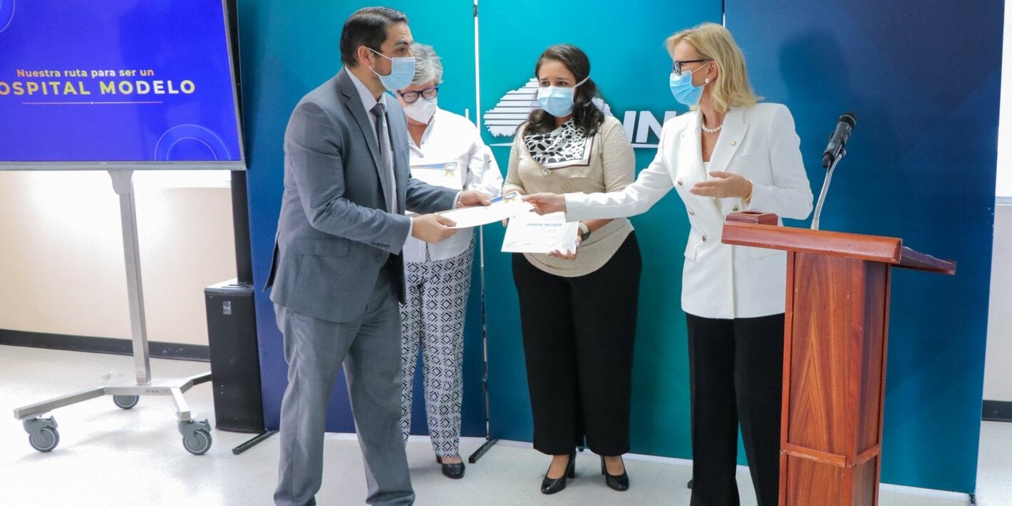 Representante de OPS entrega los 3 reconocimientos