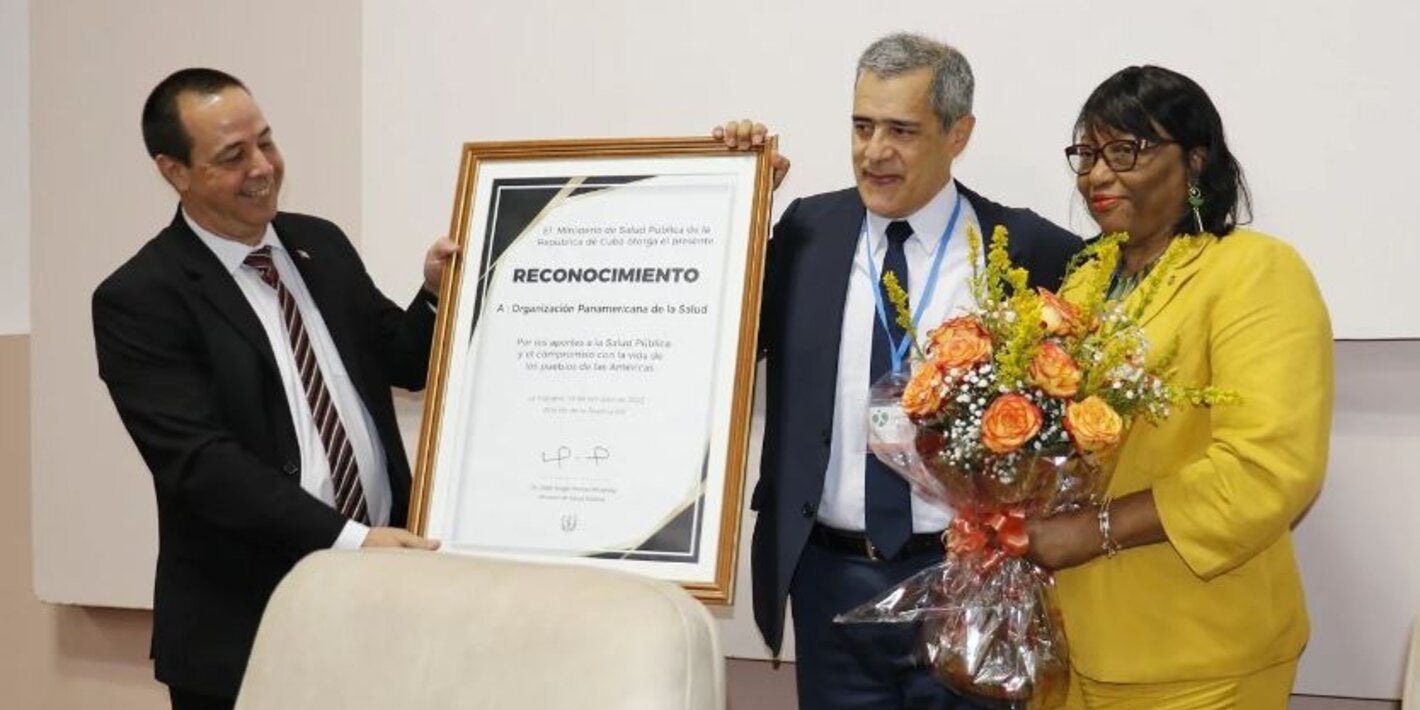 Directora de OPS recibe reconocimiento 