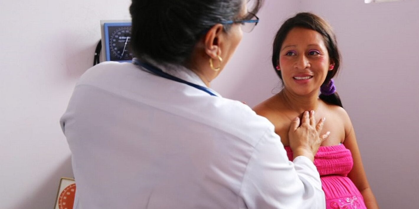 Enfermera atendiendo a embarazada