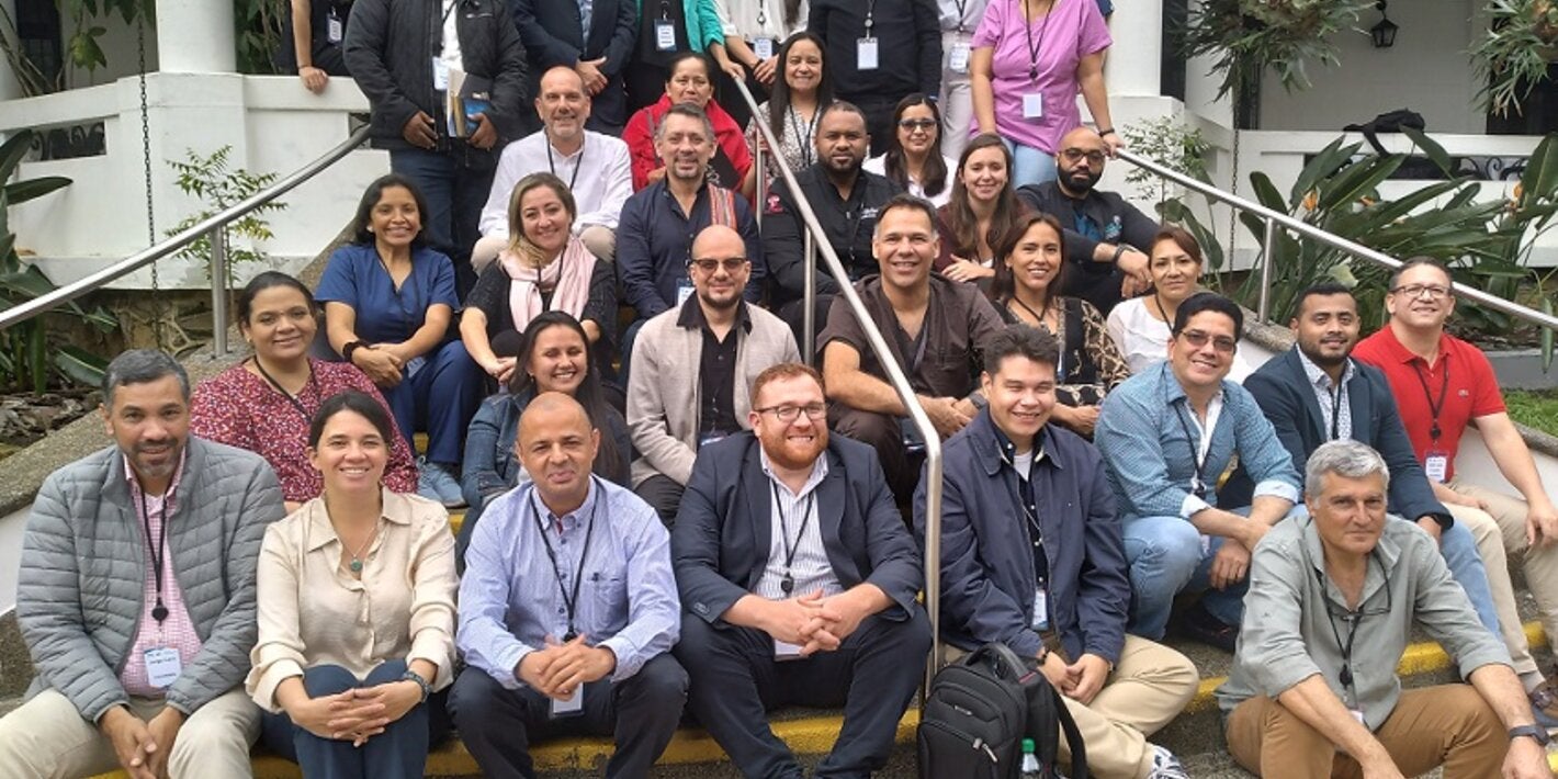 Foto grupal con entrenadores y estudiantes