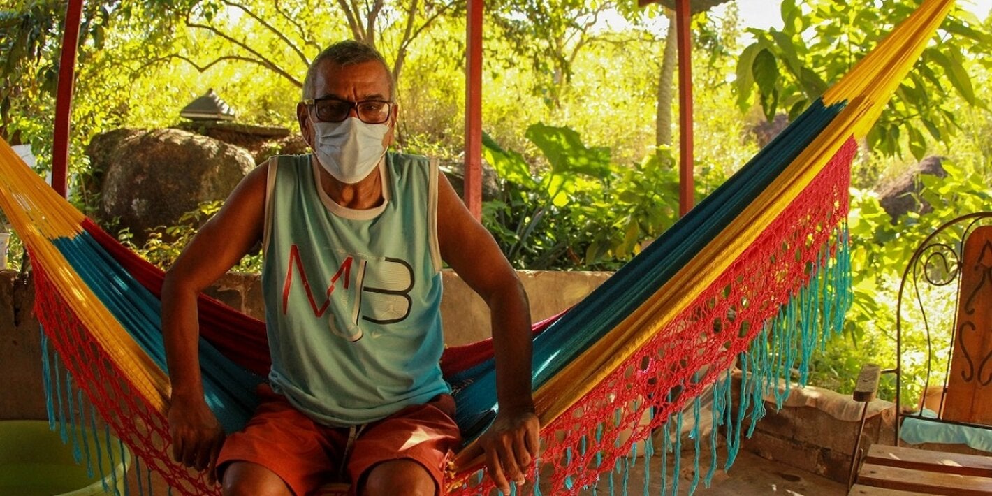 José Vizcaya en el patio de su casa en Puerto Ayacucho, estado Amazonas