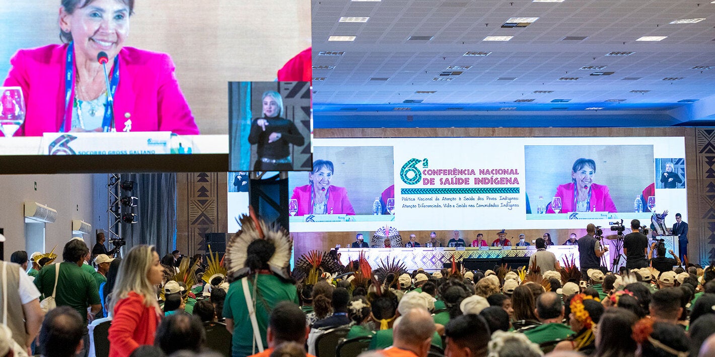 Dra. Socorro Gross falando na mesa de abertura