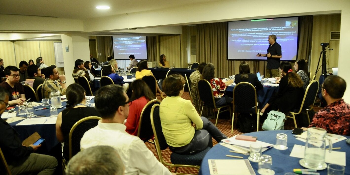 Provenientes desde las seremis de salud, servicios de salud, organismos autónomos y hospitales del país, más de un centenar de periodistas y comunicadores/as participaron en este encuentro desarrollado en la capital chilena.