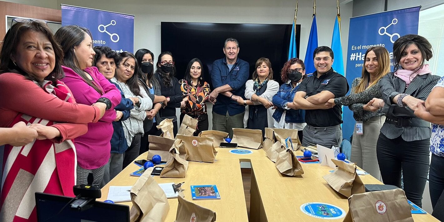 Equipo de la Representación OPSOMS activación manos entrelazadas