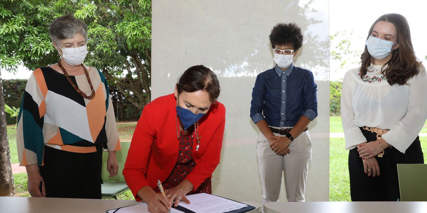 Representantes das entidades assinam o acordo