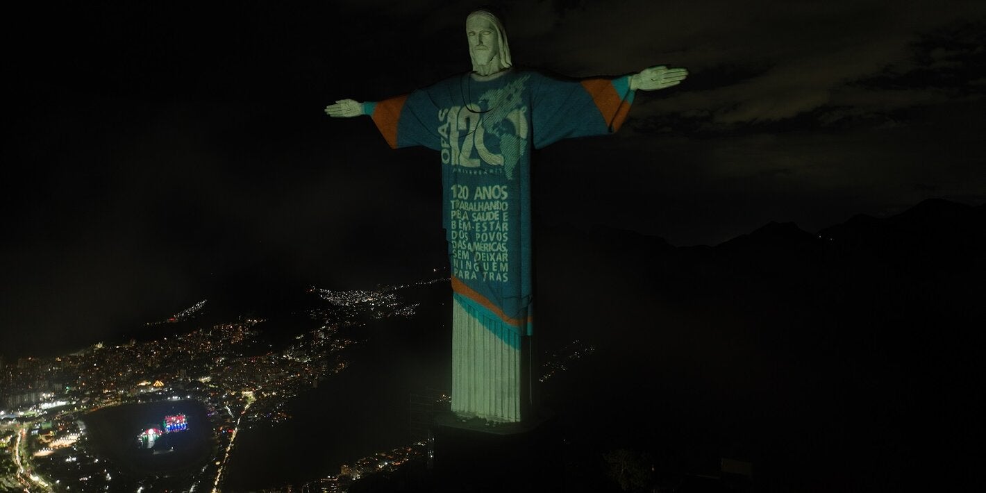 Cristo Redentor vestindo a camisa OPAS 120 anos