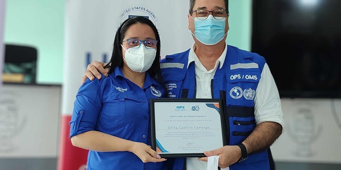 Entrega de reconocimiento a funcionaria del Ministerio de Salud