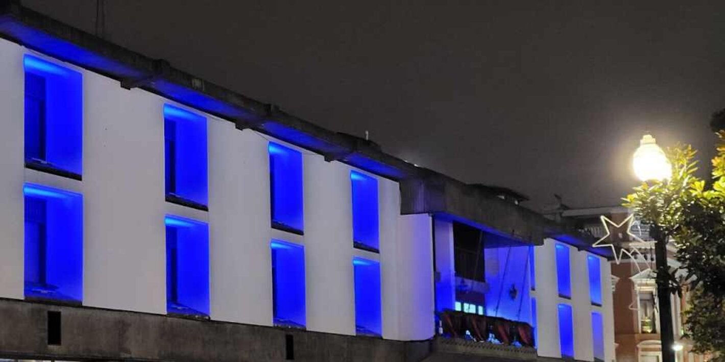 En Quito el Palacio Municipal y el Palacio Presidencial se iluminaron con colores institucionales de la OPS para rendir tributo a su labor en sus 120 años de historia