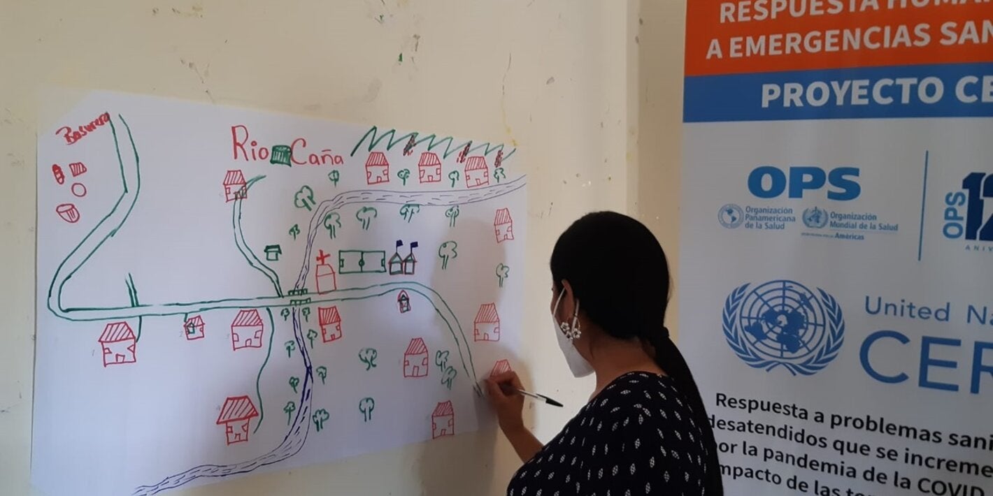 Mujer elaborando mapas de riesgo