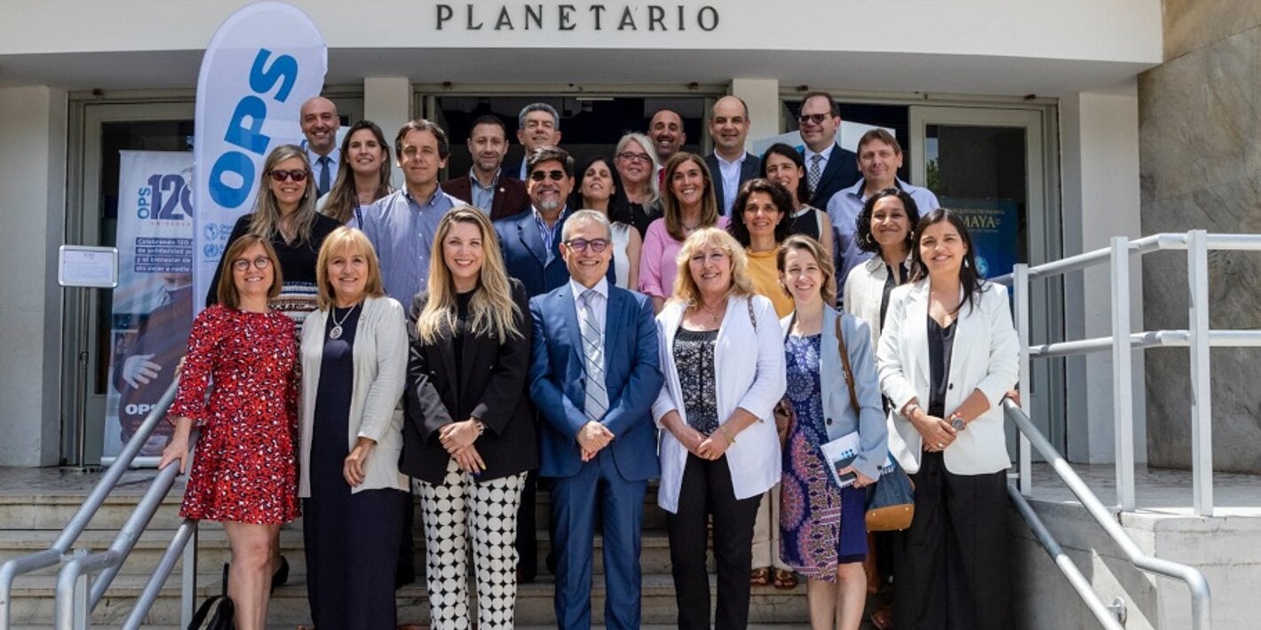 Foto equipo Uruguay y CLAP en escalera del Planetario