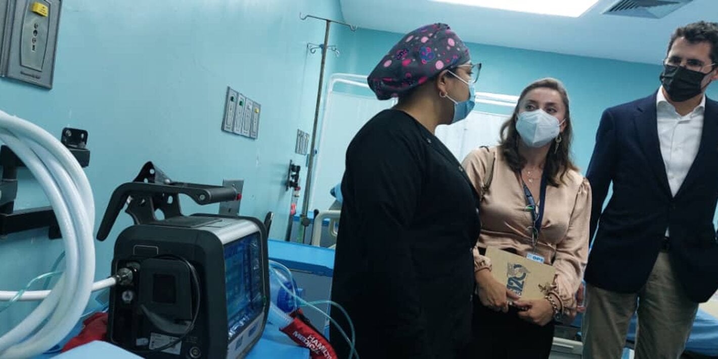 Jakeline Calle (centro), consultora del área FPL de la OPS, junto al embajador de Suiza en Venezuela, Jürg Sprecher (izquierda)