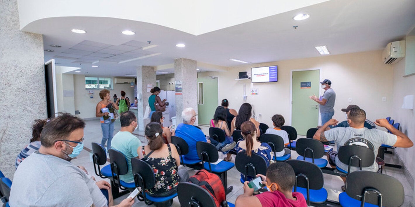 Centro de salud con personas 