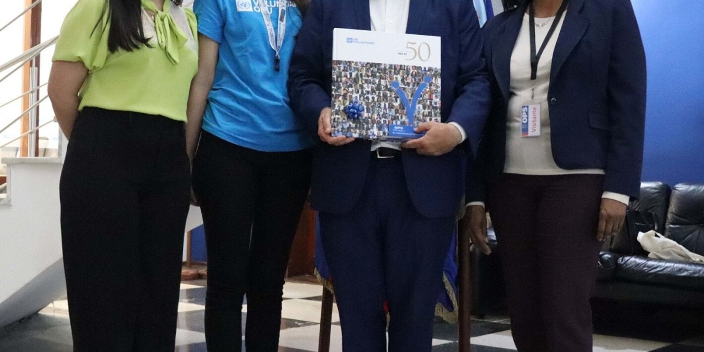 El PWR de Venezuela, Cristián Morales, junto a los integrantes del Programa de Voluntarios ONU en Venezuela