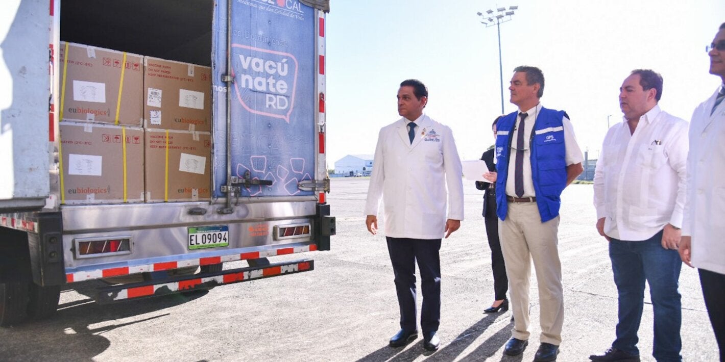 Representante de OPS junto a autoridades de salud durante entrega de vacuna còlera.