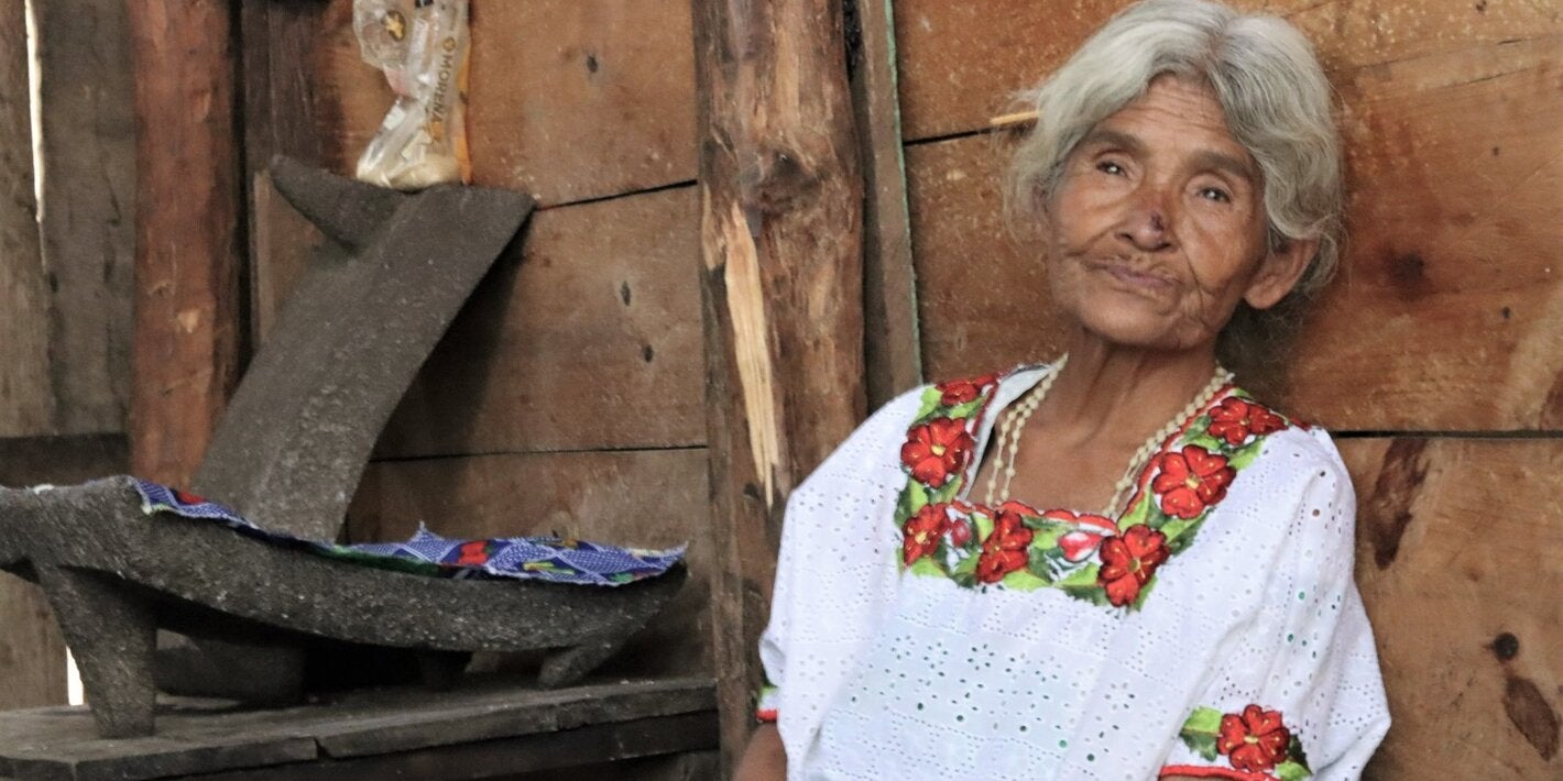 Mujer adulta mayor apoyada por OPS