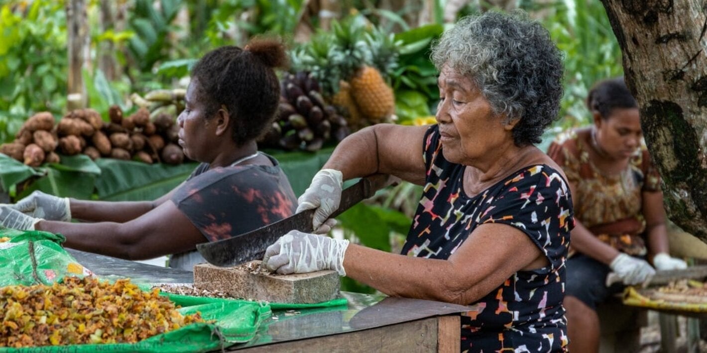 Caribeban women preparing food