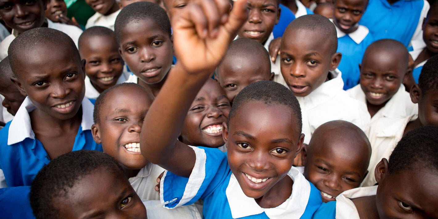 Niños reciben medicamento para desparacitación