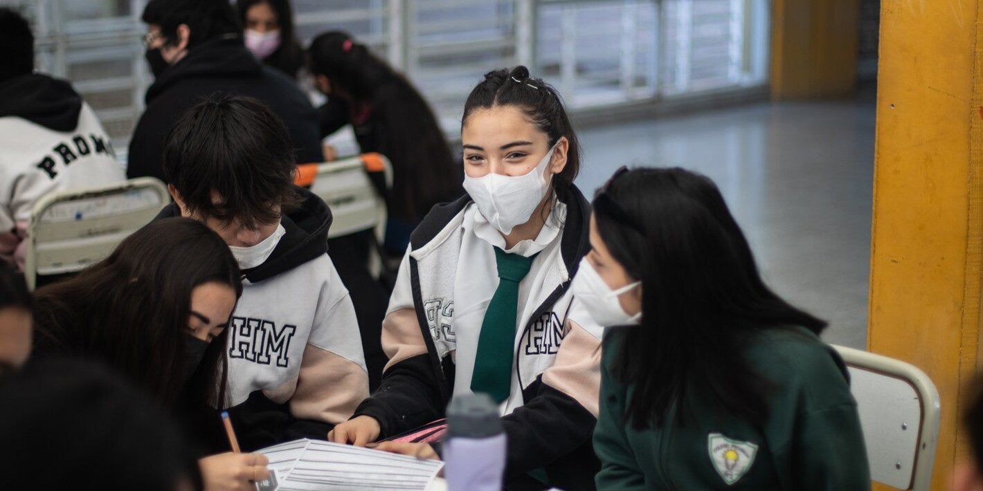 Alumnos del Colegio Provincial N°2 "Héroes de Malvinas" de La Rioja en una actividad sobre detección de COVID-19 brindada por el Ministerios de Salud de la provincia y OPS.