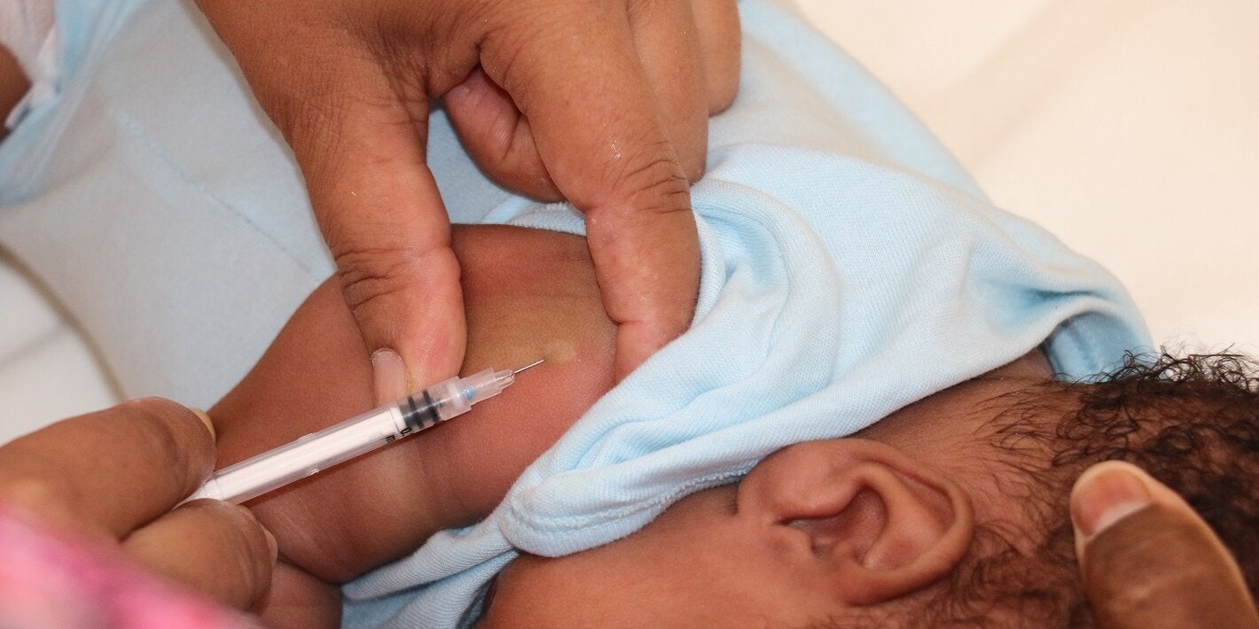 Vacunación a bebé en Cuba