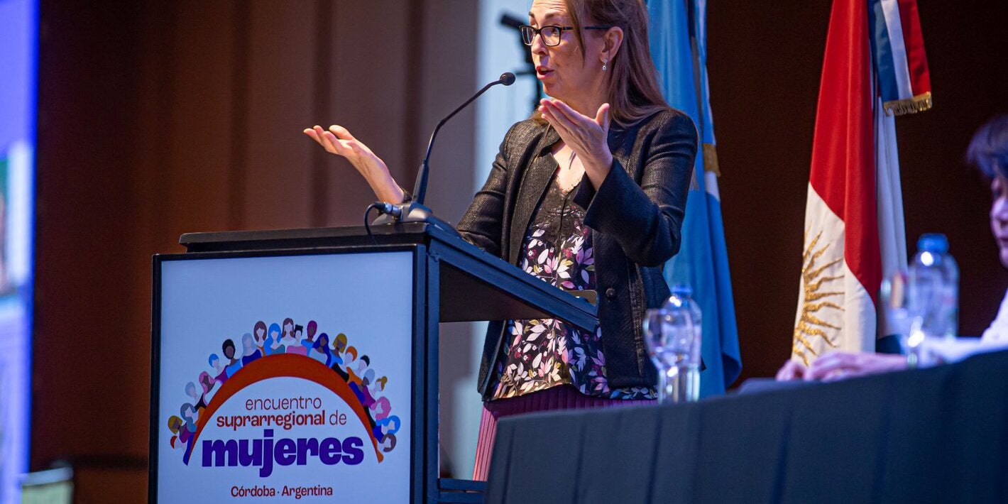 OPS aportó su perspectiva sobre la construcción de democracias igualitarias para el acceso a la salud en el Encuentro Suprarregional de Mujeres de Córdoba y recibió un reconocimiento por sus 120 años
