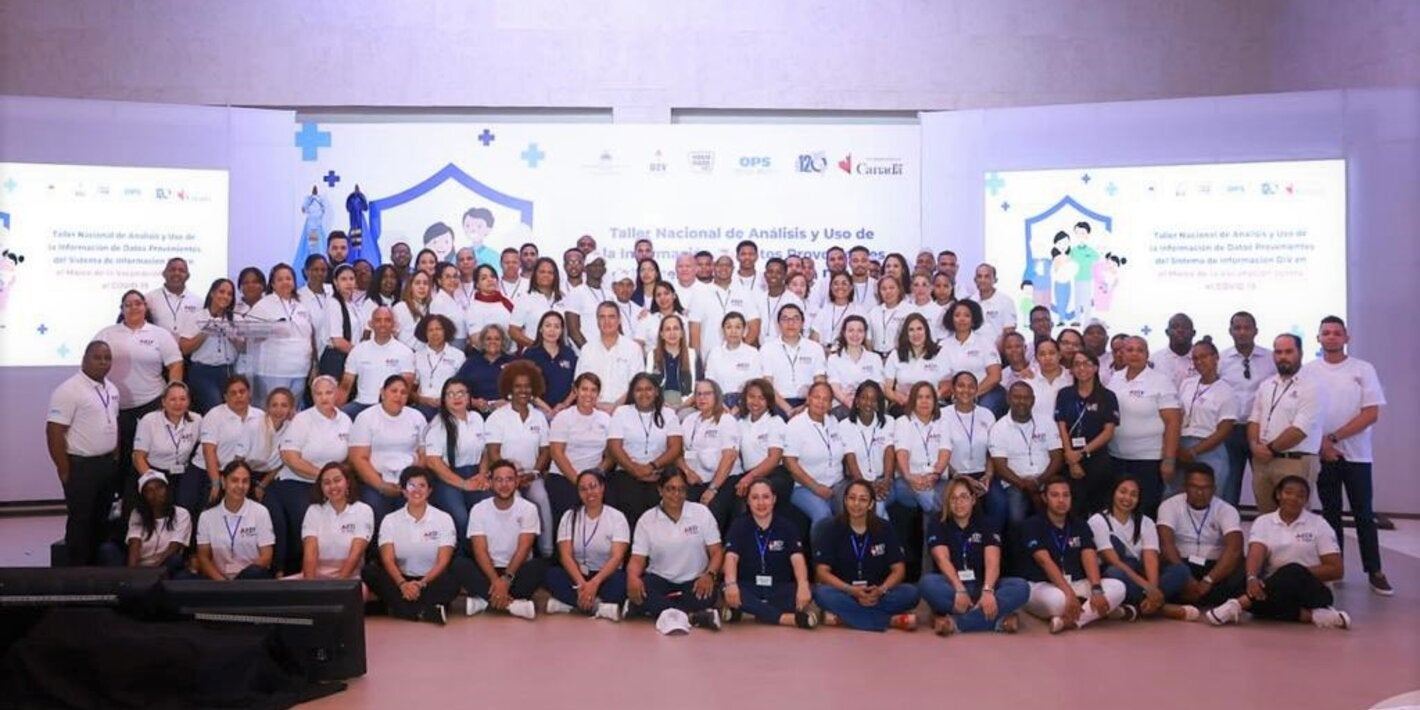 Participacipantes del taller junto a autoridades.