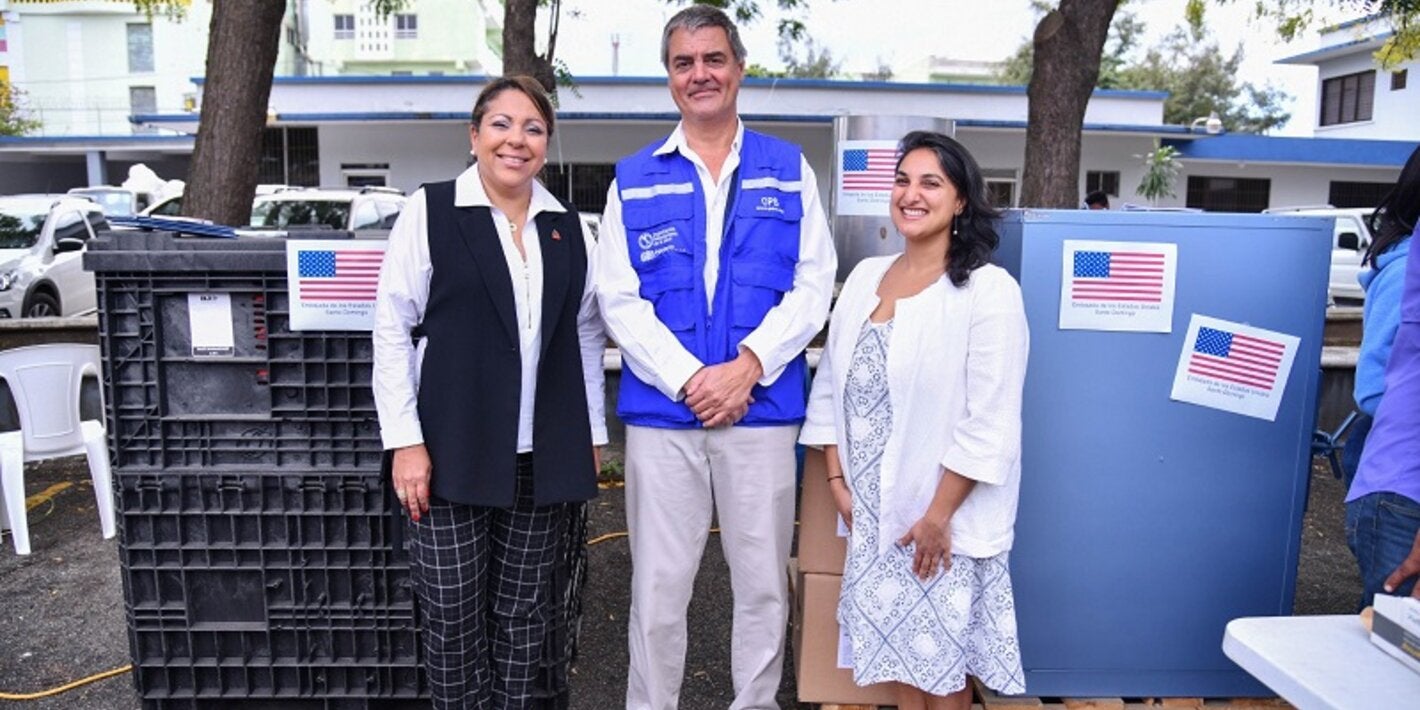 Auoridades durante entrega de equipos EMT.