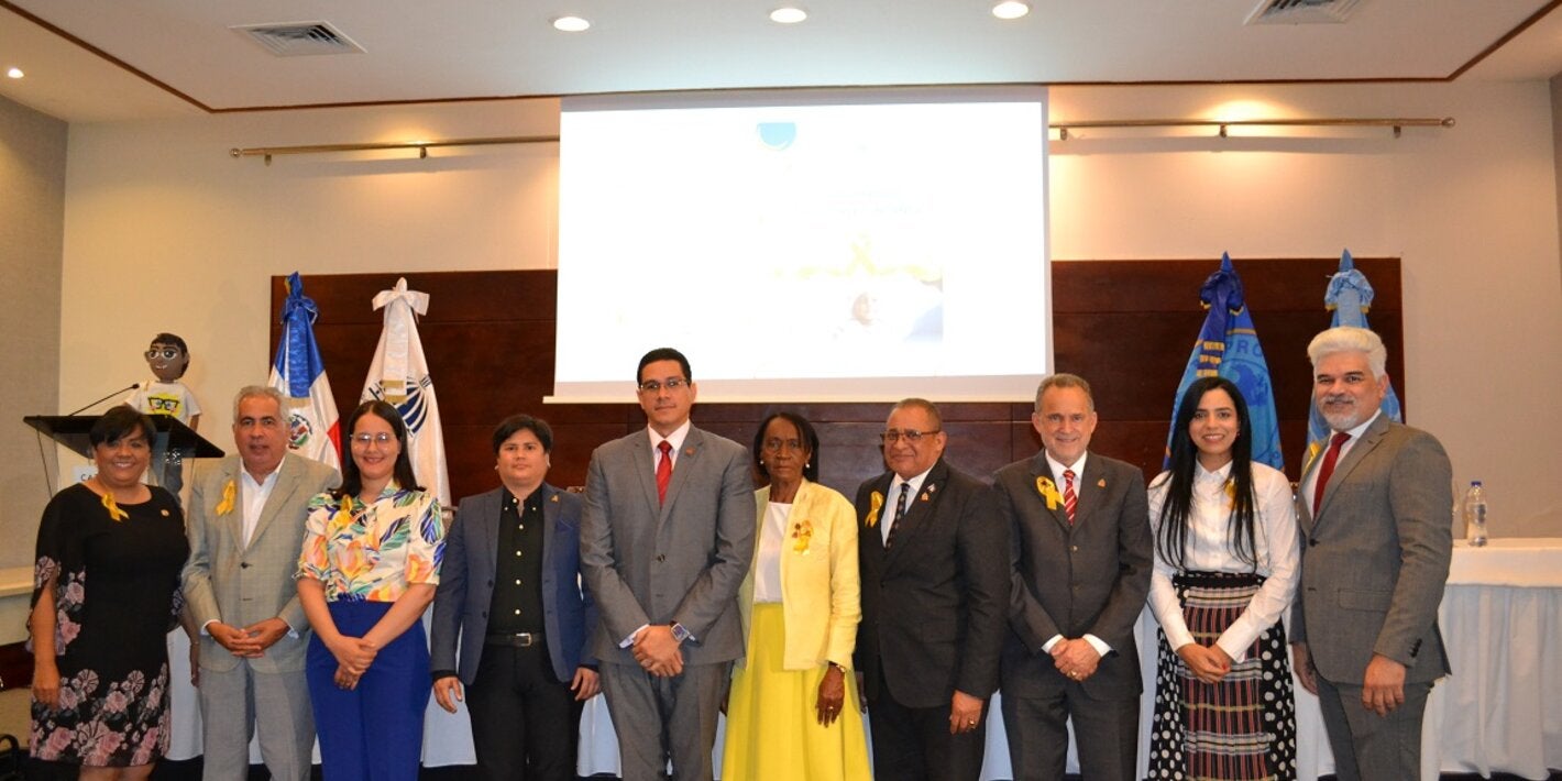 Autoridades de salud junto a OPS en lanzamiento de curso.