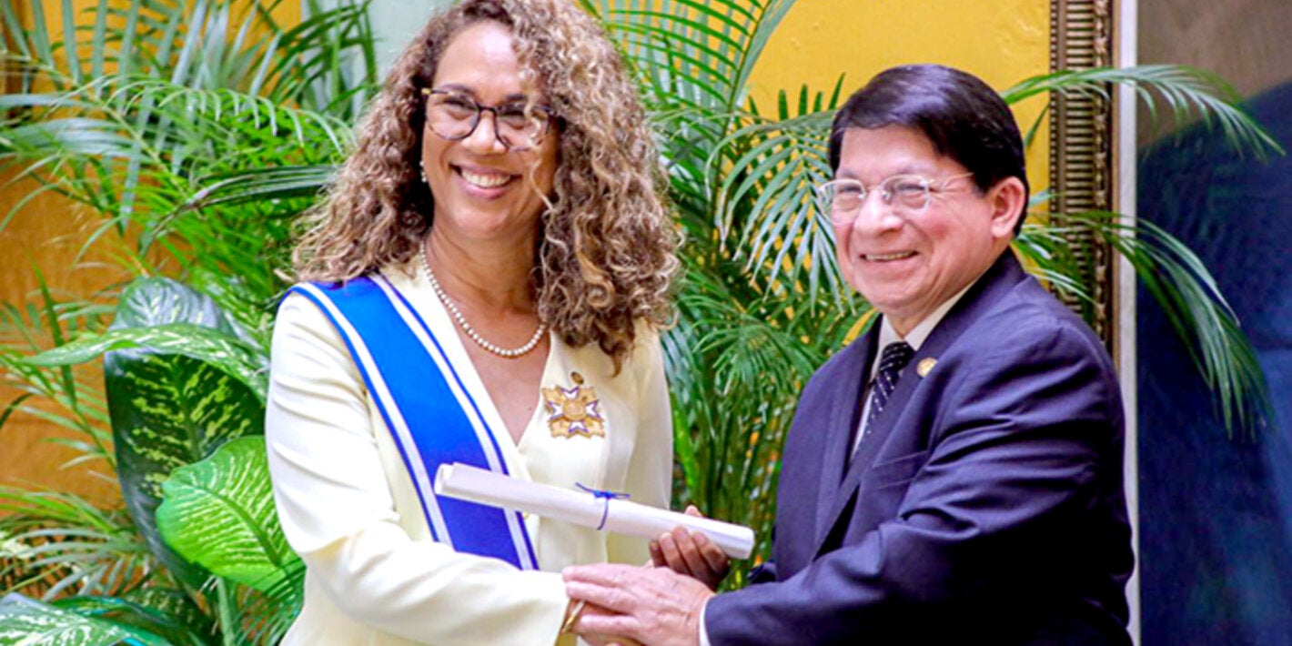 Gobierno de Nicaragua condecora a Representante de OPS/OMS