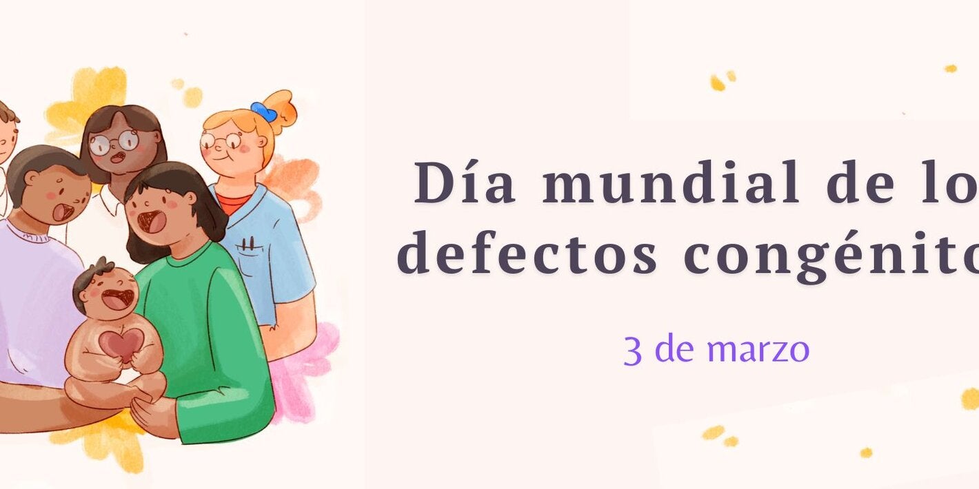 Bebé sonriendo con familia y equipo de salud alrededor