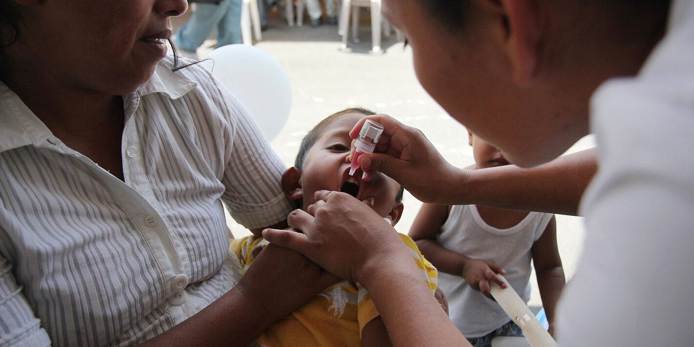 Boy receives Aun nino recibe vacuna contra la poliomielitispolio vaccine