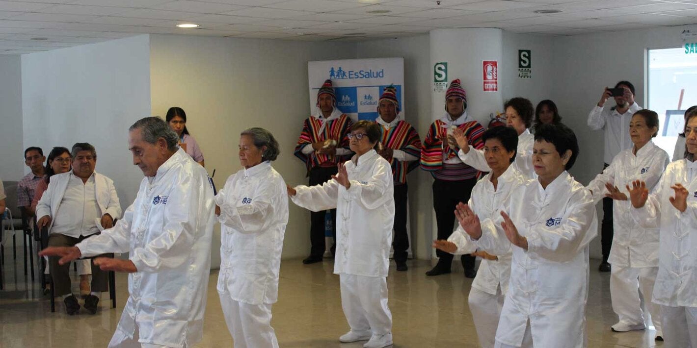 Presentación de sesión de taichi de pacientes del centro de medicina complementaria y tradicional de EsSalud