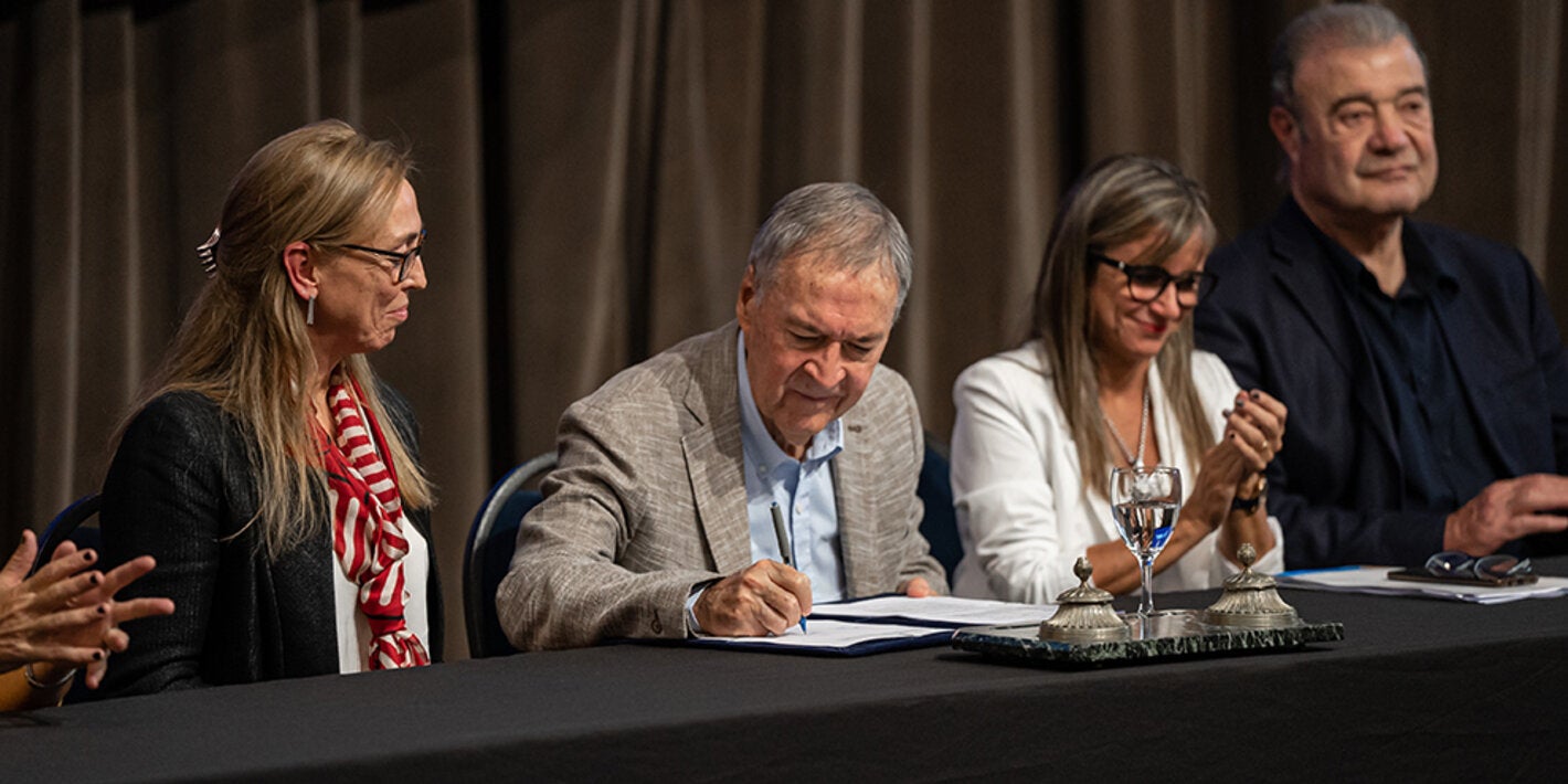 Foto de firma del acuerdo