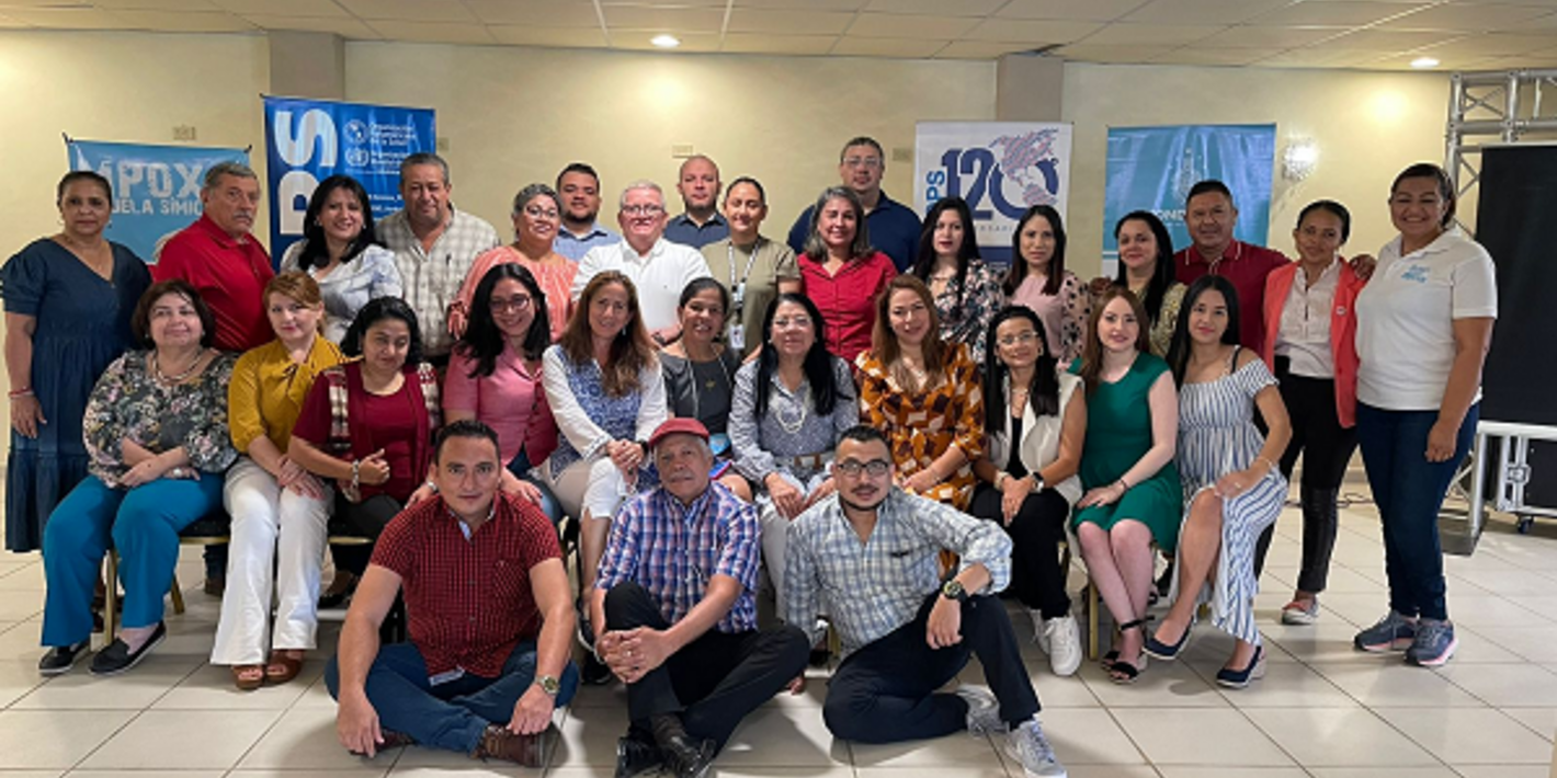 Equipo de comunicadores regionales de SESAL