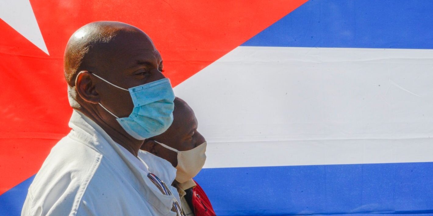 Hombre con máscara en Cuba
