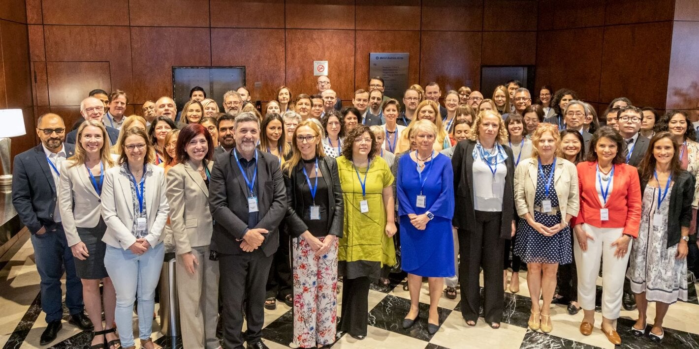 Foto con asistentes a la 4ª Reunión de la Red de Centros Colaboradores de Vigilancia y Evaluación de la Resistencia Antimicrobiana de la OMS