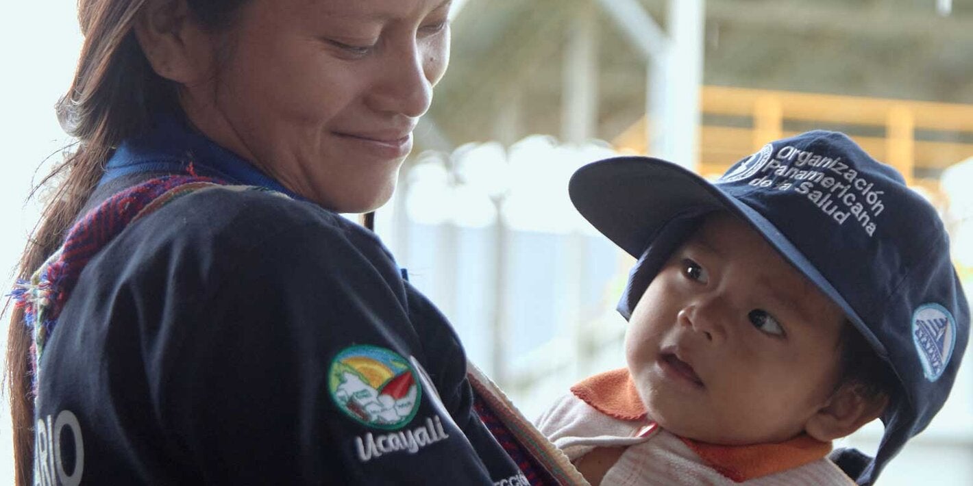 Agente comunitaria de salud con su hijo