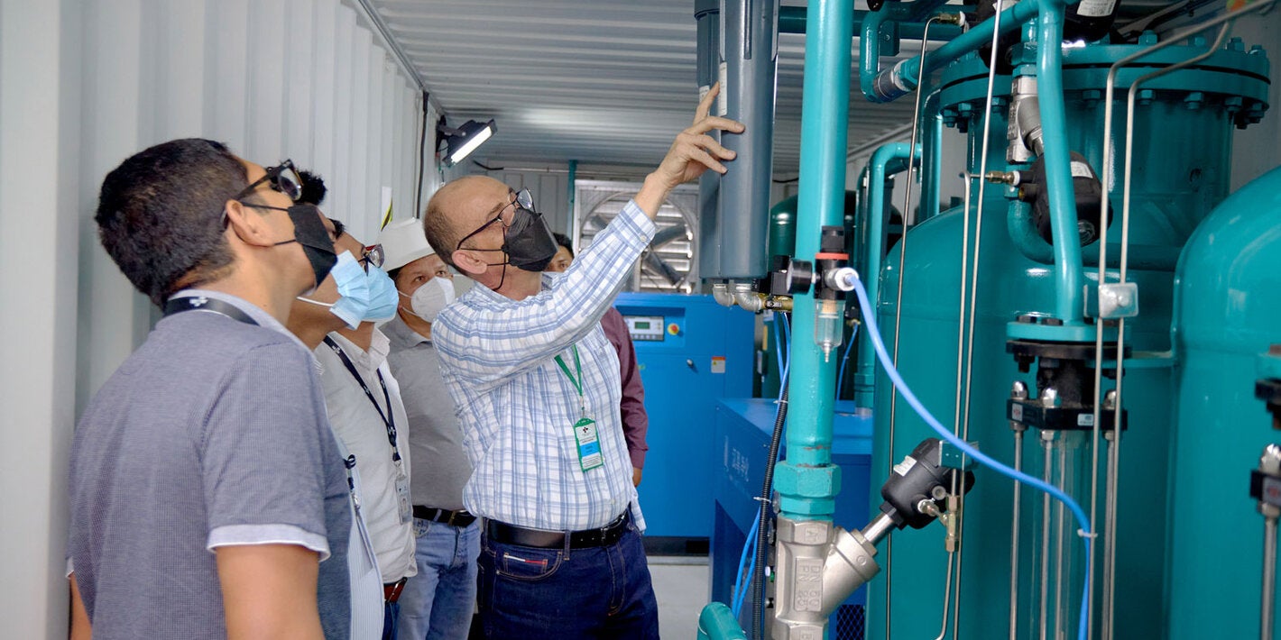 Facilitador enseña funcionamiento de equipamiento