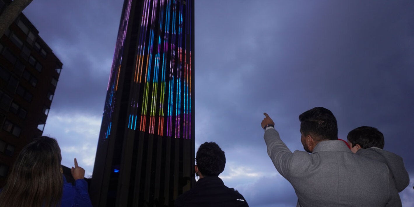 familia mirando torre
