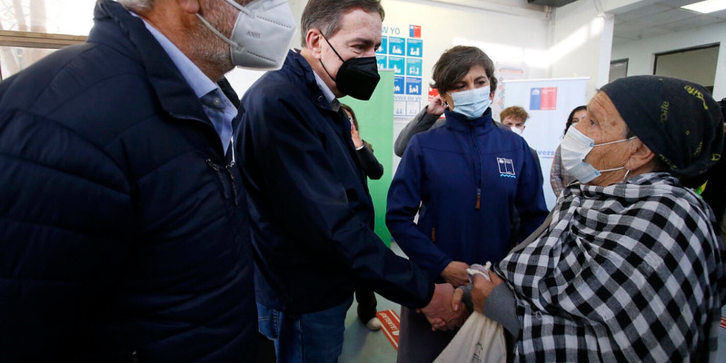 •	El día jueves, el Dr. Barbosa visitó junto a la Ministra de Salud, Dra. Ximena Aguilera el Centro de Salud Familiar (CESFAM) de la comuna de Renca,  con el objetivo de conocer el trabajo que se está haciendo en el territorio en materia de vacunación, teletriage y universalización de la Atención Primaria de Salud