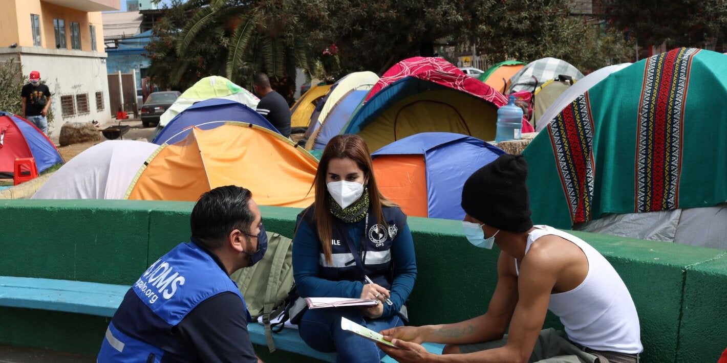 El Ministerio de Salud junto a OPS/OMS Chile, han desarrollado desde el año 2020 la estrategia denominada “duplas sociosanitarias”, cuyo objetivo principal es apoyar el acceso a la salud de las personas migrantes en el norte y centro del país; considerando la salud como un Derecho Humano independiente de la situación migratoria de las personas.