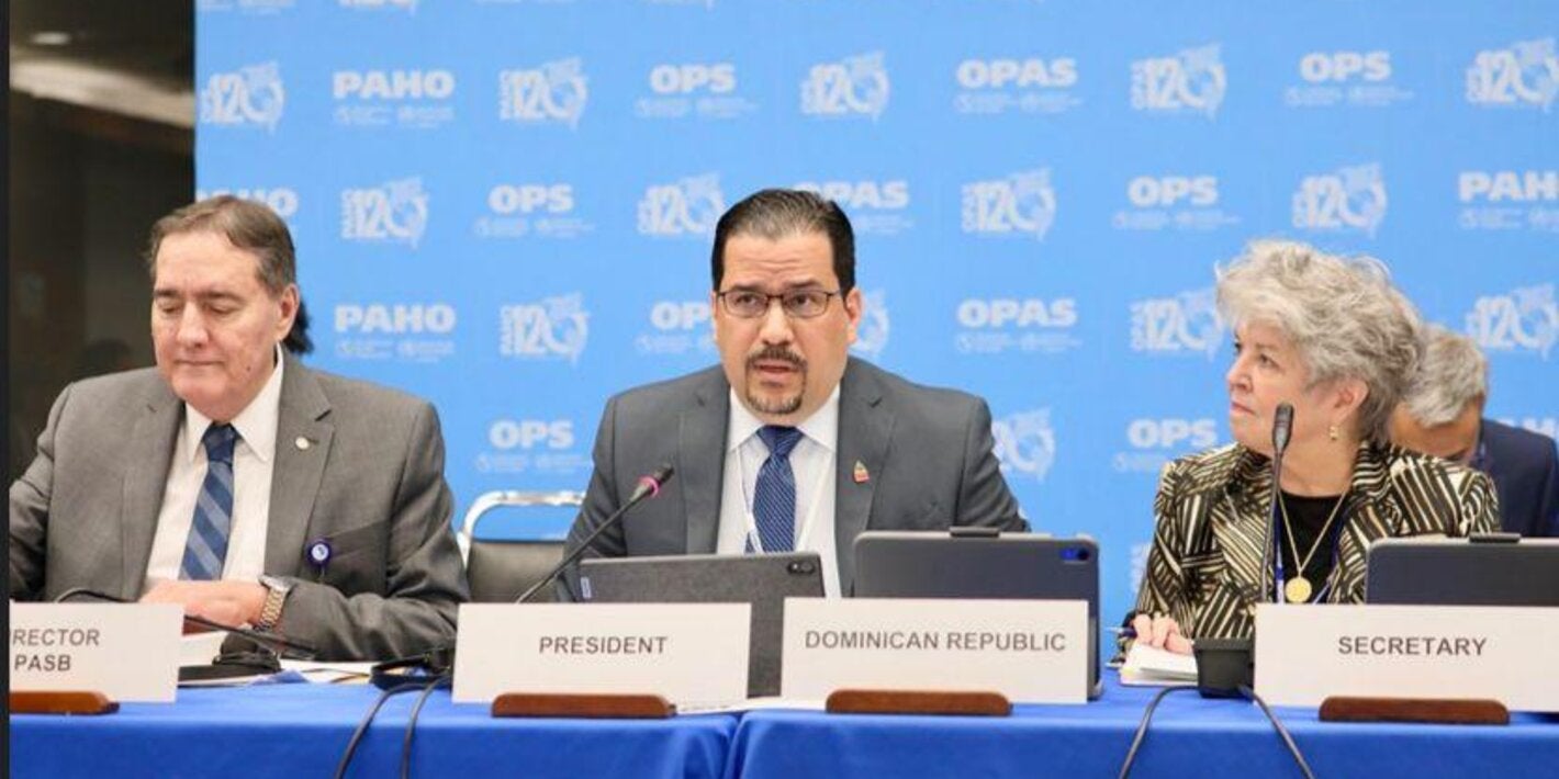  Lcdo. Miguel Rodríguez Viñas, viceministro de Fortalecimiento y Desarrollo del Sector Salud del Ministerio de Salud Pública junto a director de OPS, doctor Jarbas Barbosa da Silva, y demàs autoridades.