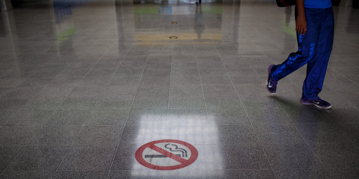 Imagen con la señal de prohibido fumar