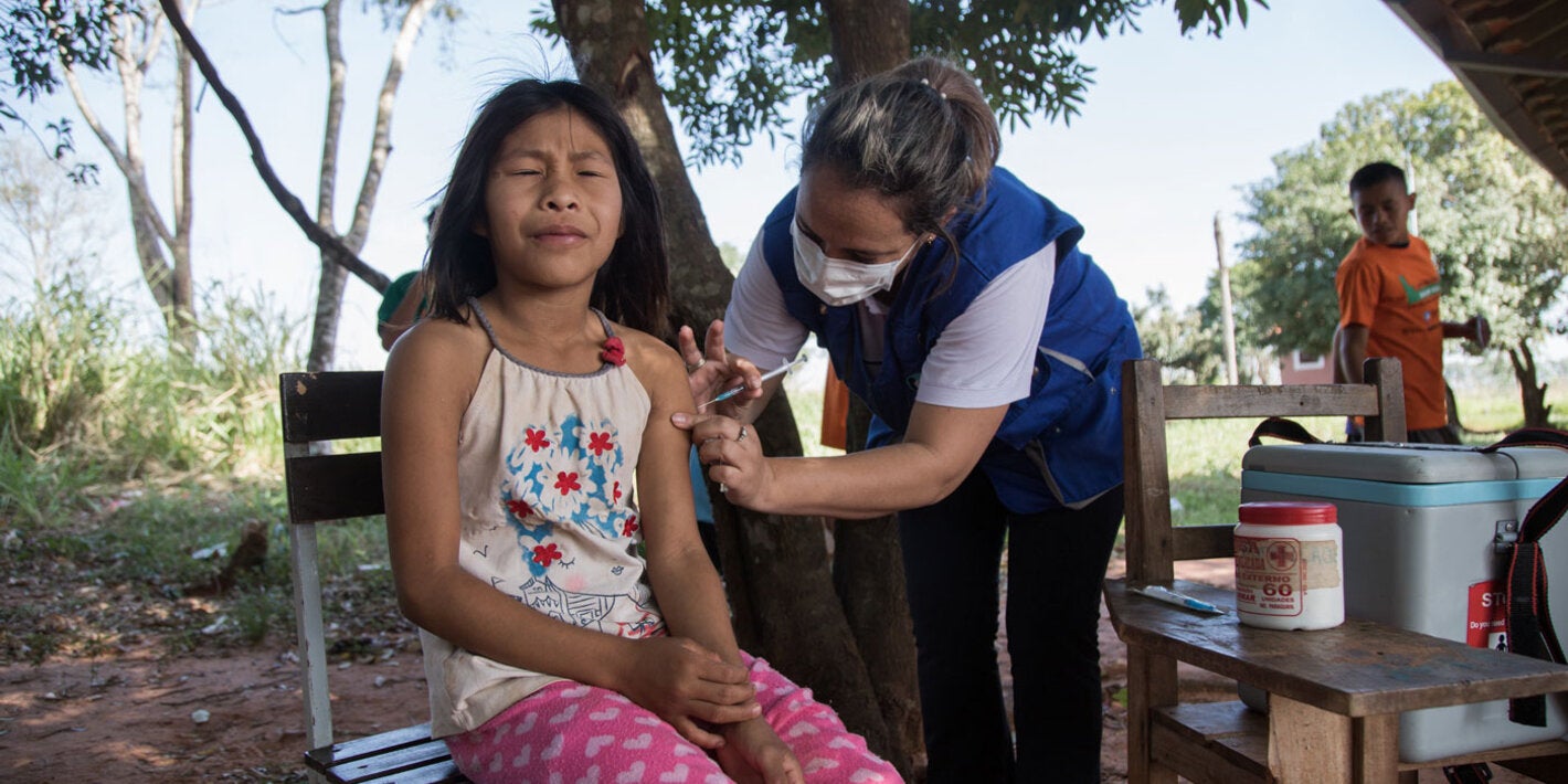 PANAFTOSA lanza curso virtual de profilaxis contra la rabia para profesionales de la salud en las Américas. Niña recibiendo profilaxis de la rabia