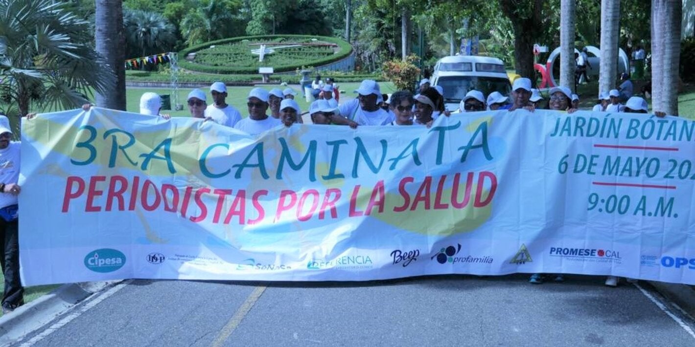 Miembros de CIPESA y OPS durante caminata.
