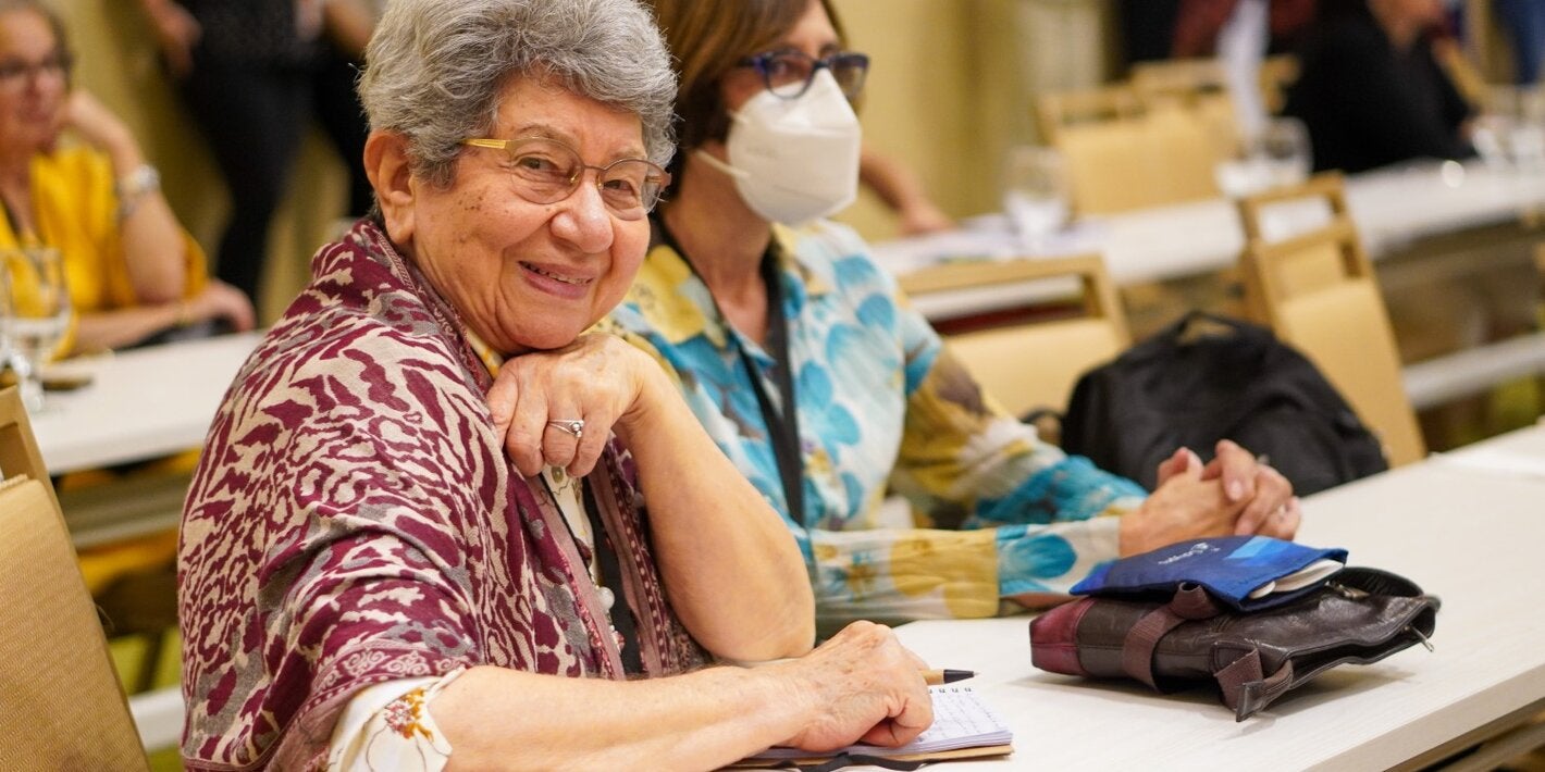 Persona adulta mayor sonriendo a la cámara