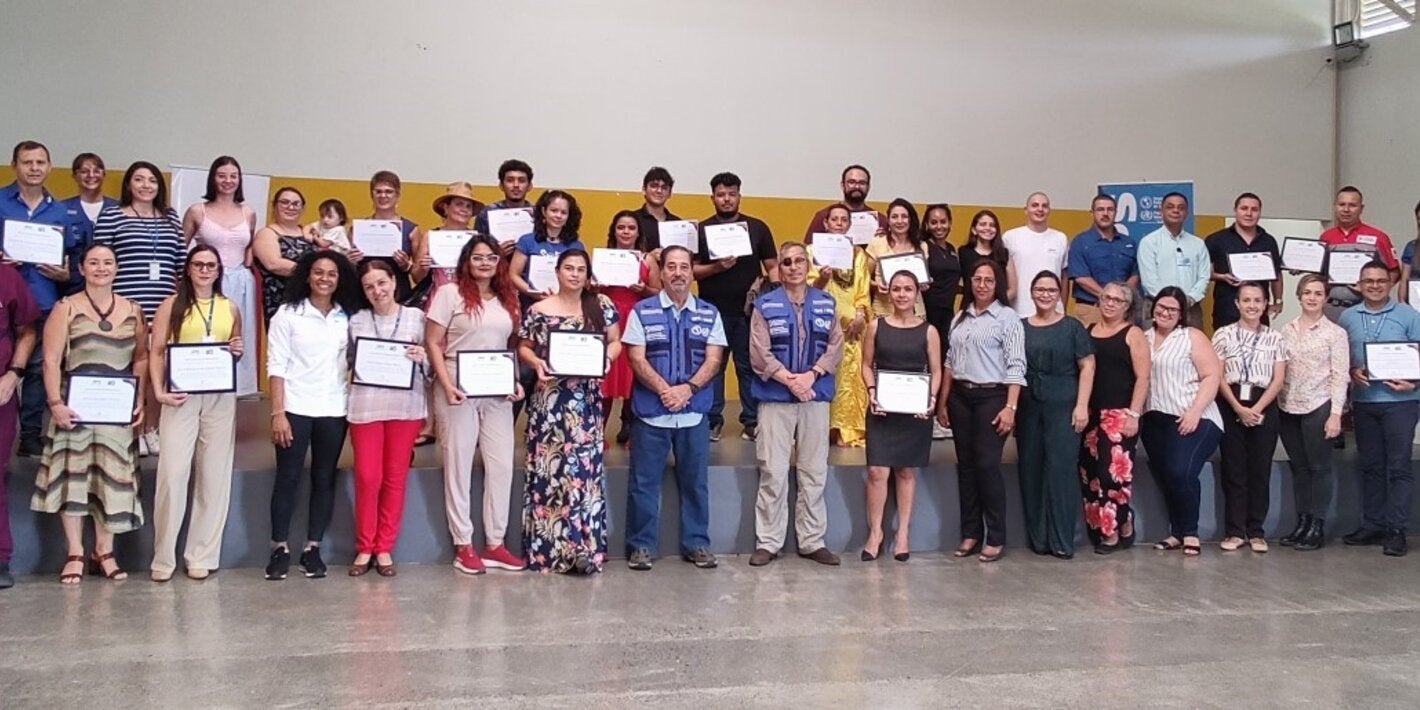 Participantes en la actividad posan con sus certificados