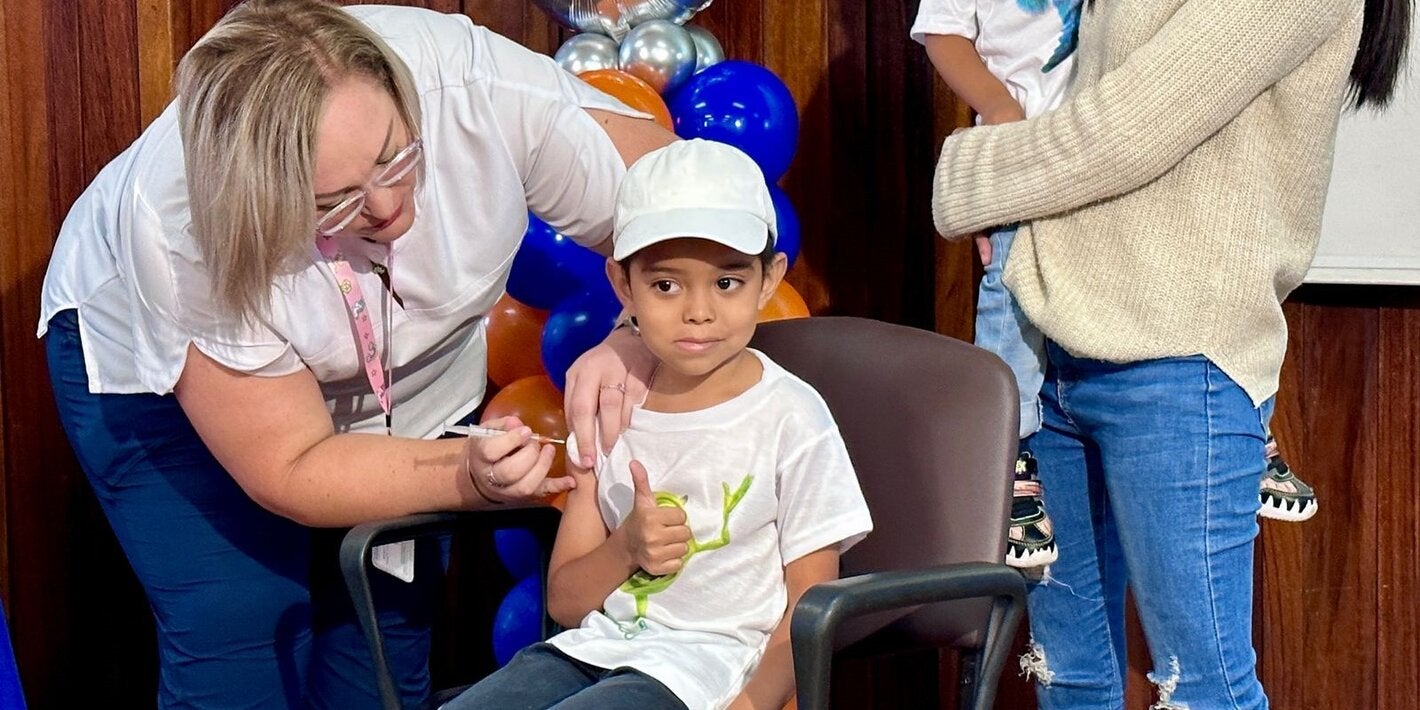 Niño recibiendo la vacuna contra la influenza