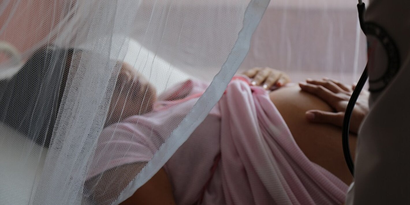 mujer embarazada acompañada