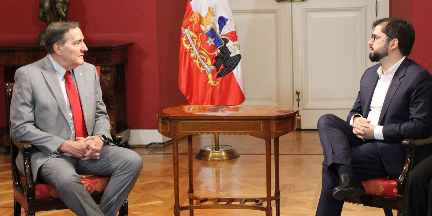 In Chile, PAHO Director meets President Boric