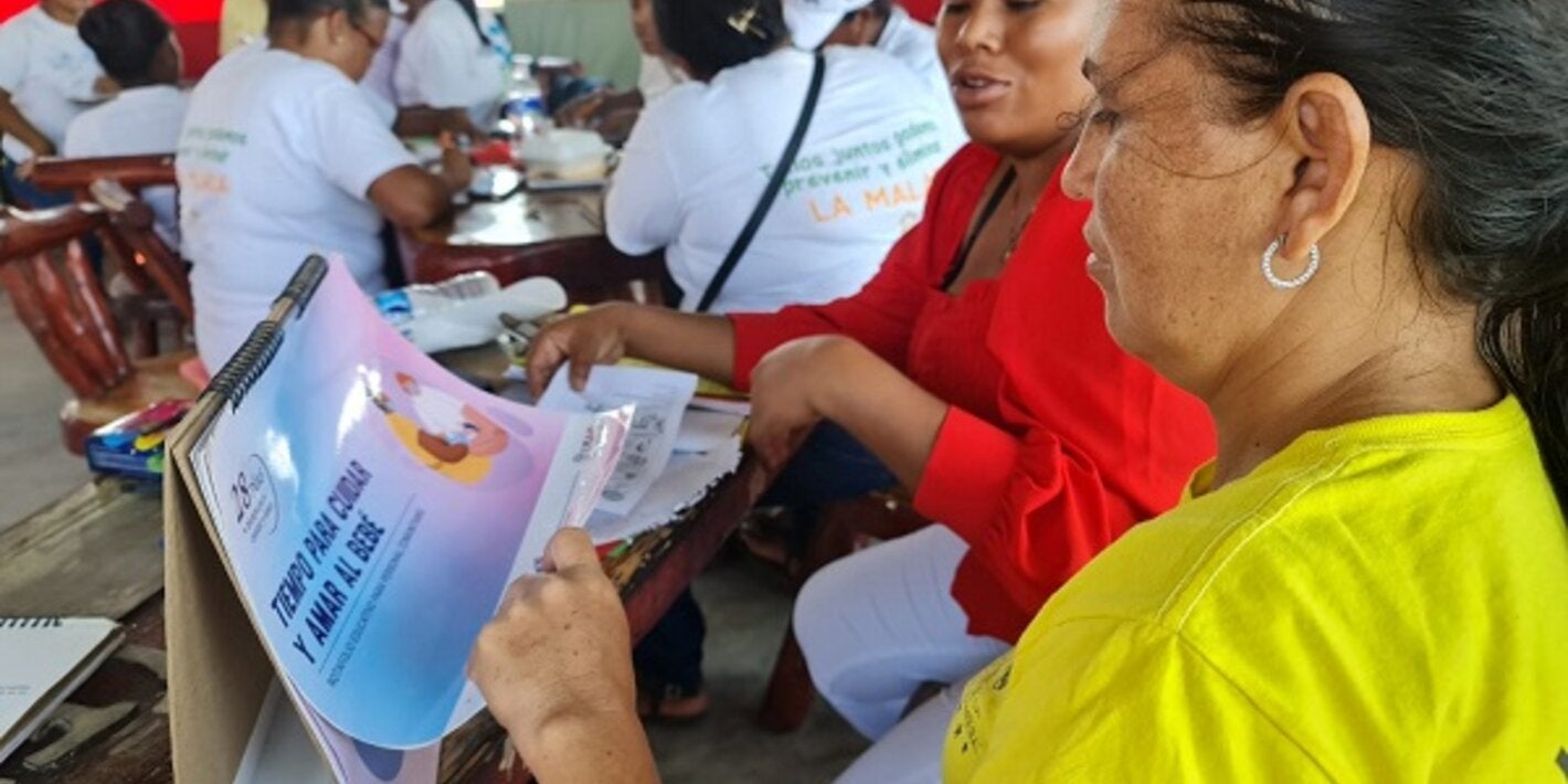 Voluntaria capacita sobre cuidados del recién nacido